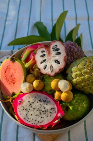 Variedad de sabrosas frutas tropicales exóticas, lichi fresco maduro, fruta de dragón, guayaba y cherimoya