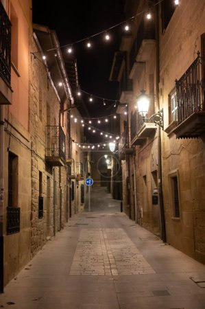 Téléchargez les photos : Promenade nocturne dans de vieilles rues médiévales étroites du village d'Elciego illuminées par des lumières de Noël, Rioja Alavesa, Espagne - en image libre de droit