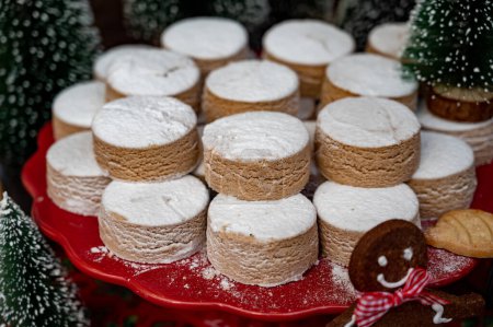 Photo pour Biscuits de Noël et chef de pain d'épice frais et souriant exposé dans une boulangerie artisanale à Bilbao, Noël en Espagne - image libre de droit