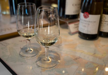 Foto de Degustación de vino chablis chardonnay blanco seco en una pequeña bodega de la ciudad de Chablis, Borgoña, Francia - Imagen libre de derechos
