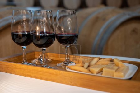 Téléchargez les photos : Dégustation de vins rouges secs Rioja avec des tapas espagnoles traditionnelles lors de la visite d'une cave dans la région viticole de Rioja Alavesa, Espagne - en image libre de droit