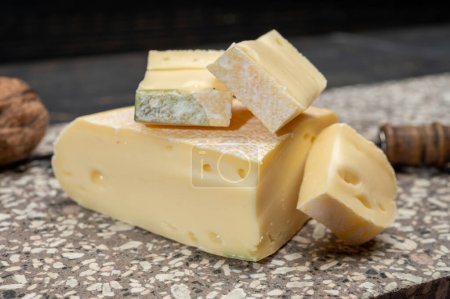 Colección de quesos, francés reblochon de savoie gratin cow milk cheese close up
