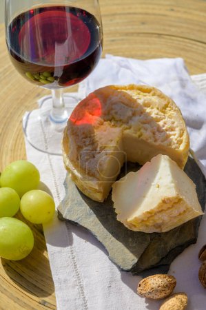 Téléchargez les photos : Dégustation de porto fauve et de fromage local portugais queijo serpa au raisin vert, région de Setubal, Portugal, gros plan - en image libre de droit