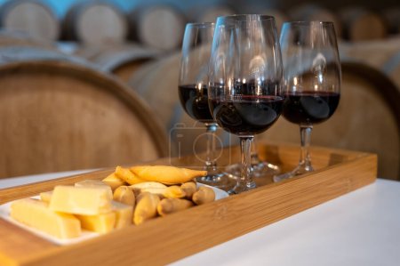 Dégustation de vins rouges secs Rioja avec des tapas espagnoles traditionnelles lors de la visite d'une cave dans la région viticole de Rioja Alavesa, Espagne