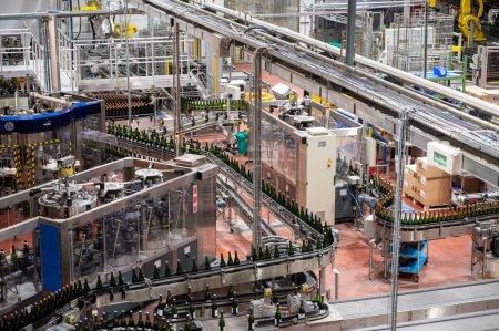 Téléchargez les photos : Production de vin mousseux crémant en Bourgogne, France. Lignes d'embouteillage et de bouchage automatiques sur l'usine. - en image libre de droit