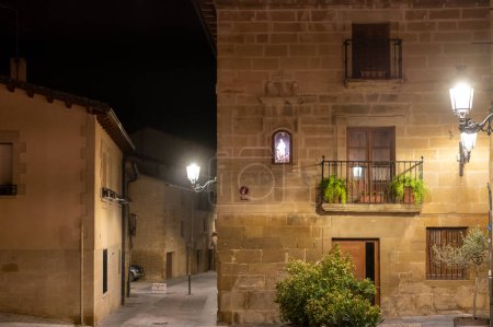 Foto de Streets of small village Elsiego in Rioja valley at night - Imagen libre de derechos