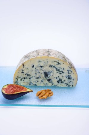 Foto de Colección de quesos, pieza de queso azul francés auvergne o fourme d 'ambert de cerca - Imagen libre de derechos
