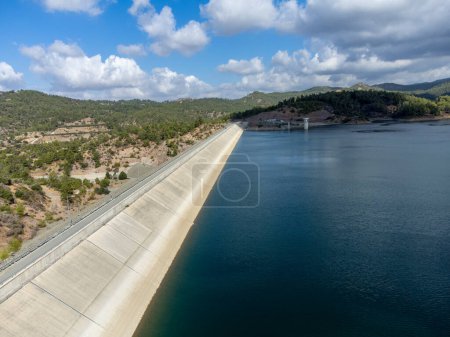 Foto de Aerial view on freshwater lake with dam for irrigation and drinking in hilly centre of dry, sunny Cyprus island - Imagen libre de derechos