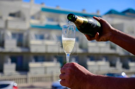 Téléchargez les photos : Dinner party, drinking of cava or champagne sparkling wine in vacation resort Caleta Fuste, Fuerteventura, Canary islands winter sun vacation, Spain - en image libre de droit