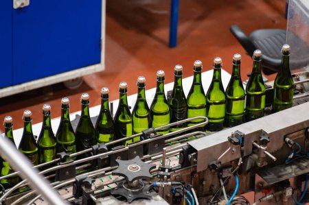 Téléchargez les photos : Production de vin mousseux crémant en Bourgogne, France. Bouteille automatique, bouchon, lignes d'emballage sur l'usine. - en image libre de droit
