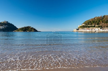 Téléchargez les photos : White sandy La Concha beach in central part of Donostia or San Sebastian city, Basque Country, Spain in sunny day - en image libre de droit