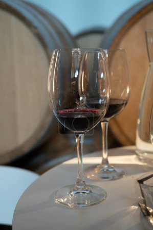 Téléchargez les photos : Tasting of variety of rioja wines, visit of winery cellars with french or american oak barrels with agening red wine, Rioja wine making region, Spain - en image libre de droit