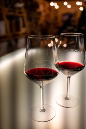 Téléchargez les photos : Tasting of red reserva rioja wines, visit of winery cellar, Rioja wine making region, Spain - en image libre de droit