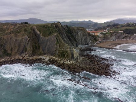 Téléchargez les photos : Vue sur les couches escarpées de formation géologique de flysch sur la côte atlantique à Zumaia à marée basse, Pays basque, Espagne - en image libre de droit