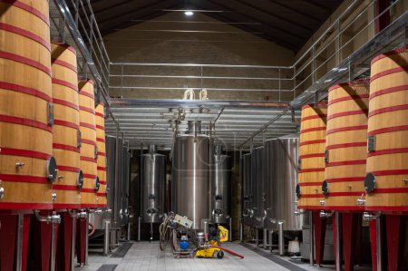 Téléchargez les photos : Modern large wooden barrels for wine fermentation process, red and white wine making in La Rioja region, Spain - en image libre de droit