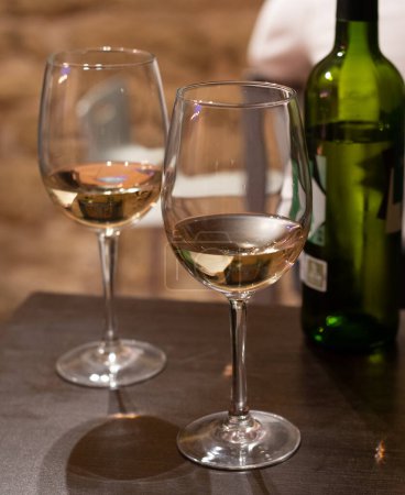 Foto de Tasting of different white rioja wines, visit of winery cellars, Rioja wine making region, Spain - Imagen libre de derechos