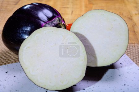 Téléchargez les photos : Globe violet mûr frais Violetta aubergines légumes de Florence prêt à cuisiner, nourriture italienne saine - en image libre de droit