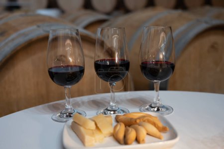 Foto de Tasting of variety of rioja wines, visit of winery cellars with french or american oak barrels with agening red wine, Rioja wine making region, Spain - Imagen libre de derechos