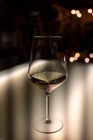 Foto de Tasting of white reserva rioja wines, visit of winery cellar, Rioja wine making region, Spain - Imagen libre de derechos