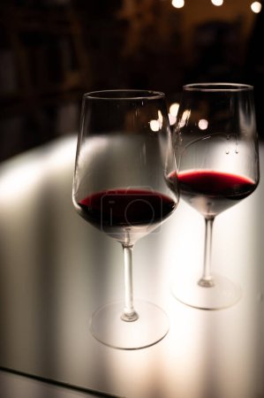 Foto de Tasting of red reserva rioja wines, visit of winery cellar, Rioja wine making region, Spain - Imagen libre de derechos