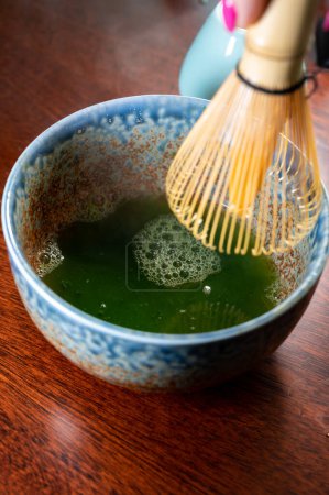 Zubereitung von grünem Matcha-Tee aus fein gemahlenem Pulver aus speziell angebauten und verarbeiteten grünen Teeblättern, die in Ostasien und Japan konsumiert werden.