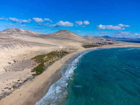 Foto de Vista aérea sobre dunas de arena y aguas turquesas de la playa de Sotavento, Costa Calma, Fuerteventura, Islas Canarias, España en invierno - Imagen libre de derechos