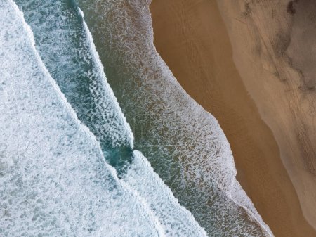 Luftaufnahme vom schwer zugänglichen goldenen Sandstrand von Cofete, versteckt hinter einer Bergkette auf Fuerteventura, Kanarische Inseln, Spanien