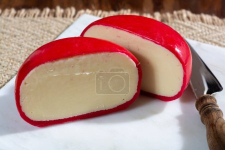 Téléchargez les photos : Fromage cheddar original à la cire rouge britannique madse de lait de vache gros plan - en image libre de droit