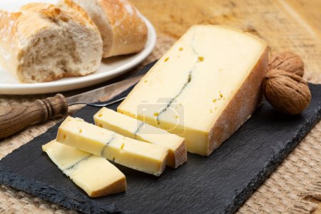 Collection de fromages, fromage de lait de vache semi-mou Morbier français avec couche de moisissure noire gros plan