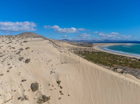 Téléchargez les photos : Vue aérienne sur les dunes de sable et les eaux turquoise de la plage de Sotavento, Costa Calma, Fuerteventura, Îles Canaries, Espagne en hiver - en image libre de droit