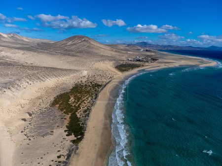 Foto de Vista aérea sobre dunas de arena y aguas turquesas de la playa de Sotavento, Costa Calma, Fuerteventura, Islas Canarias, España en invierno - Imagen libre de derechos