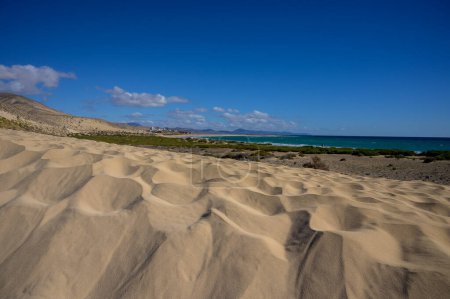 Foto de Dunas de arena y aguas turquesas de la playa de Sotavento, Costa Calma, Fuerteventura, Islas Canarias, España en invierno - Imagen libre de derechos