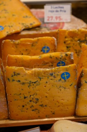 Téléchargez les photos : Fabriqué à partir de lait de vache, de brebis et de chèvre fromage rouge de Pria, 3 laits fromage des Asturies à vendre à la ferme, Espagne - en image libre de droit