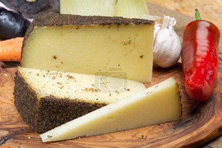 Colección de queso, queso de oveja italiano duro envejecido pecorino negro de la isla de Sicilia o pecorino nero di Sicilia primer plano