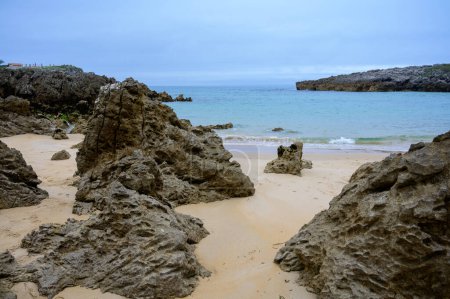 Téléchargez les photos : Vue sur rochers sur Playa de Toro à Llanes, côte verte des Asturies, Espagne du Nord avec plages de sable fin, falaises, grottes cachées, champs verts, forêts et montagnes. - en image libre de droit