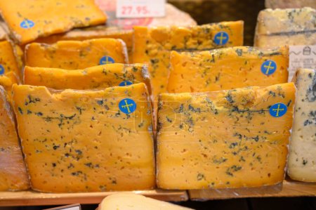 Foto de Elaborado a partir de leche de vaca, oveja y cabra quesos rojos de Pria, 3 quesos lácteos de Asturias a la venta en granja, España - Imagen libre de derechos