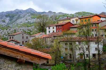 Foto de Casas antiguas en remoto pueblo de montaña Sotres, Picos de Europa, Asturias, Norte de España. - Imagen libre de derechos