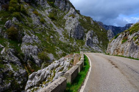 Foto de Conduciendo carretera de montaña estrecha desde Los Arenas hasta el remoto pueblo de montaña de Sotres, Picos de Europa, Asturias, norte de España, vista del desfiladero y las montañas - Imagen libre de derechos