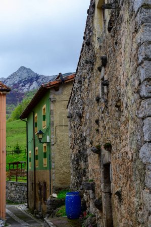 Foto de Casas antiguas en remoto pueblo de montaña Sotres, Picos de Europa, Asturias, Norte de España. - Imagen libre de derechos