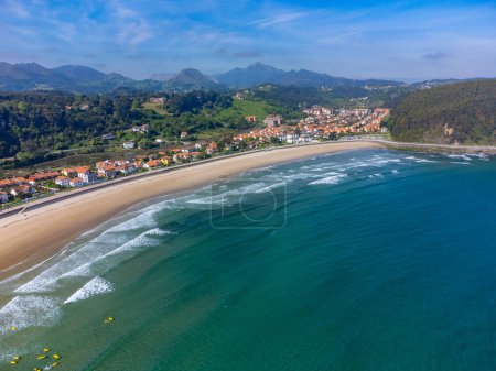 Vacaciones en Costa Verde, Costa Verde de Asturias, Pueblo de Ribadesella con playas de arena, Norte de España.