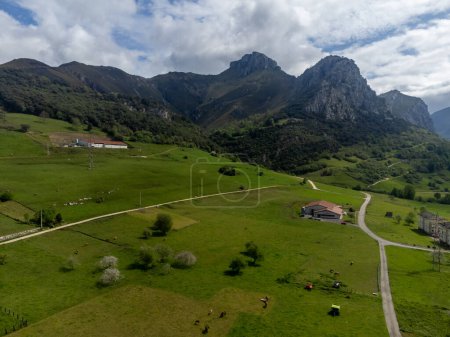 Téléchargez les photos : Vue aérienne sur Los Arenas, village de montagne où est produit le célèbre fromage cabrale, montagnes Picos de Europa, Asturies, Nord de l'Espagne. - en image libre de droit