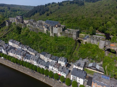 Téléchargez les photos : Vue aérienne sur la ville médiévale de Bouillon avec ancien château fort, province luxembourgeoise de Wallonie, Belgique - en image libre de droit