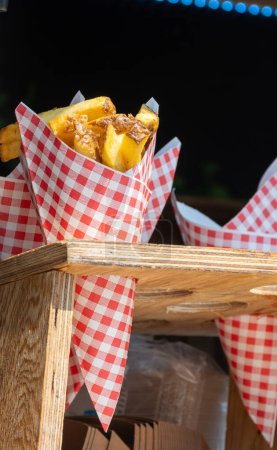 Téléchargez les photos : Cuisine de rue traditionnelle en Belgique et aux Pays-Bas, frites de pommes de terre frites avec sauce mayonnaise - en image libre de droit