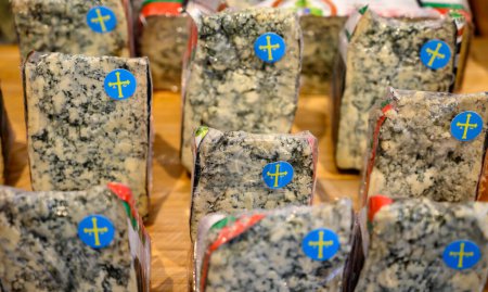 Foto de Queso Cabrales, elaborado a partir de leche de vaca en cuevas de montaña queso azul de Las Arenas de Cabrales, para su venta en tienda, Asturias, España - Imagen libre de derechos