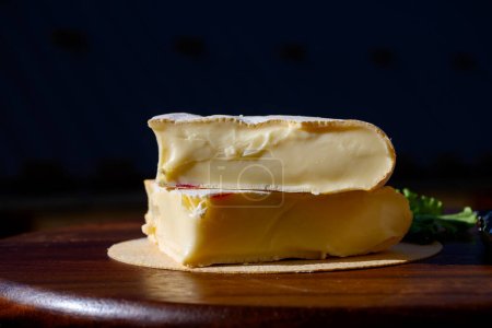 Käsekollektion, französischer Reblochon de Savoie gratinierter Kuhmilchkäse, der bei schönem Wetter im Freien serviert wird