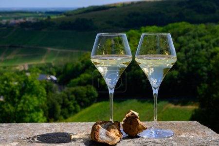 Weißweingläser aus den Weinbergen der Appellation Sancerre Chavignol und Beispiel eines Kieselsteinbodens in der Nähe des Dorfes Sancerre, Cher, Loire-Tal, Frankreich.