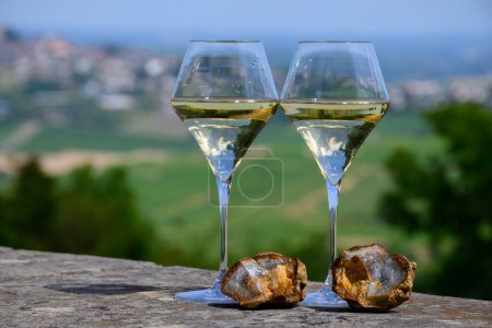Téléchargez les photos : Verres de vin blanc provenant des vignobles de Sancerre Chavignol appelation et exemple de sol de galets de silex, près du village de Sancerre, Cher, vallée de la Loire, France. - en image libre de droit