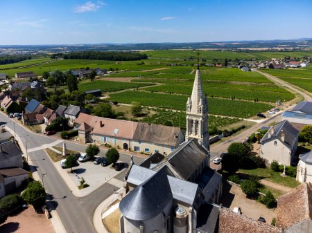 Téléchargez les photos : Vue aérienne sur les villages perchés de Saint-Andelain entourés de vignobles qui font partie de la région viticole de Pouilly-Fume, vallée de la Loire, centre de la France. - en image libre de droit