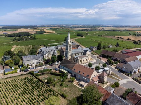 Téléchargez les photos : Vue aérienne sur les villages perchés de Saint Andelain entourés de vignobles faisant partie de la région viticole de Pouilly Fume, vallée de la Loire, centre de la France. - en image libre de droit