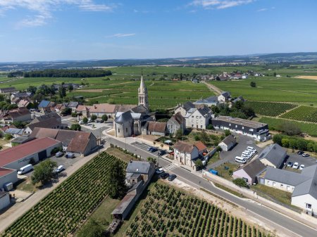 Téléchargez les photos : Vue aérienne sur les villages perchés de Saint Andelain entourés de vignobles faisant partie de la région viticole de Pouilly Fume, vallée de la Loire, centre de la France - en image libre de droit